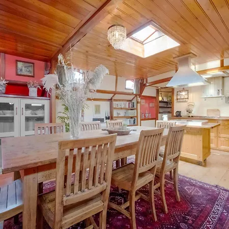 Boat Bliss On The Zandmeren Botel